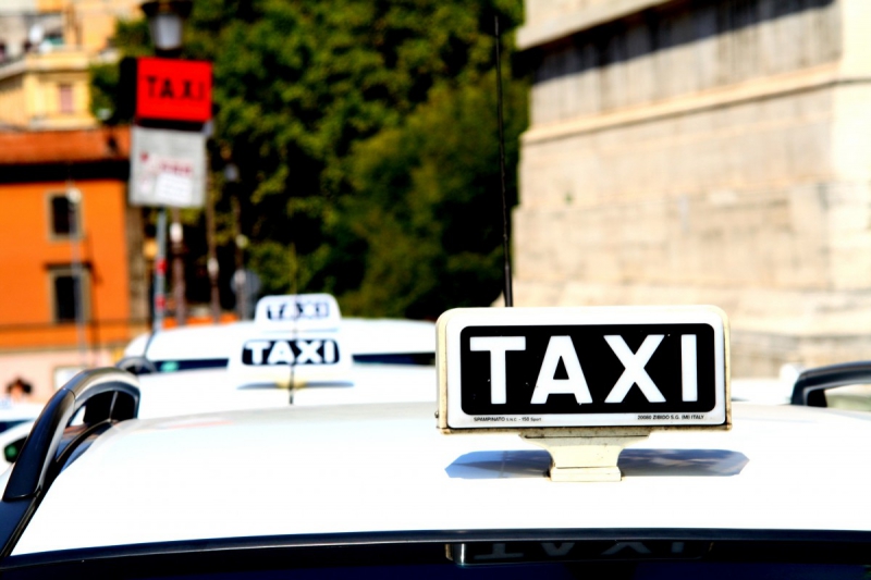 taxis-MOULINET-min_taxi_auto_rome_road_white-1051610